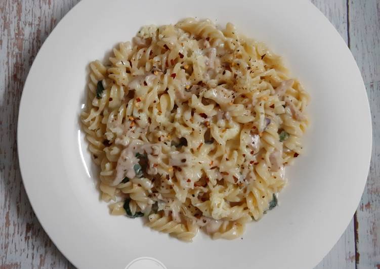 Steps to Make Speedy White sauce pasta with chicken salami