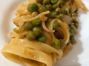 Una foto di tagliatelle piselli