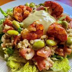 Una foto de Ensalada de quinoa con picadillo de tomate y langostinos