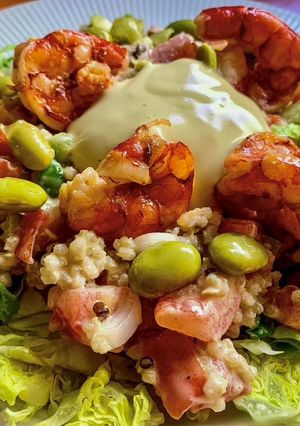 Una foto de Ensalada de quinoa con picadillo de tomate y langostinos
