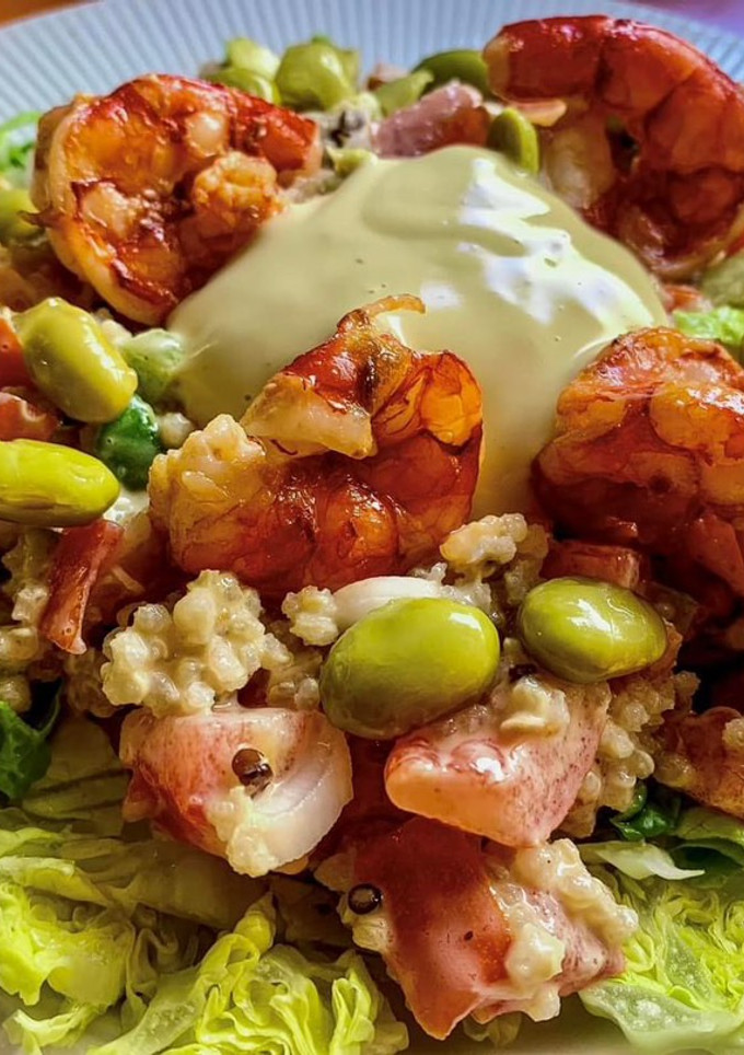 Una foto de Ensalada de quinoa con picadillo de tomate y langostinos