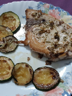 Una foto de Emperador a la plancha con majado de ajo y perejil