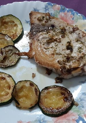 Una foto de Emperador a la plancha con majado de ajo y perejil
