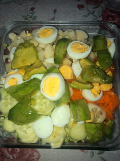 Una foto de Ensalada colorida, con palmitos, zanahoria, paltas y más 🥗