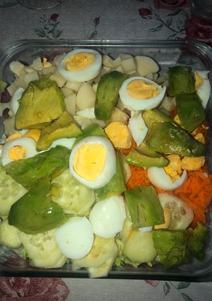 Una foto de Ensalada colorida, con palmitos, zanahoria, paltas y más 🥗