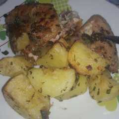 Una foto de Pollo con papas