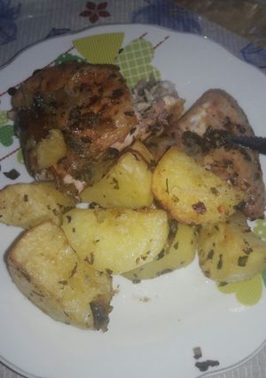 Una foto de Pollo con papas
