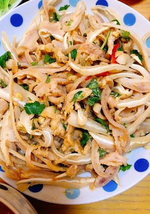 Hình của món Tai lợn trộn thính.