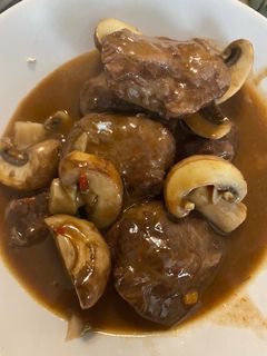 Una foto de Carrilleras de cerdo al vino tinto con champiñón portobello