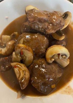 Foto principal de Carrilleras de cerdo al vino tinto con champiñón portobello