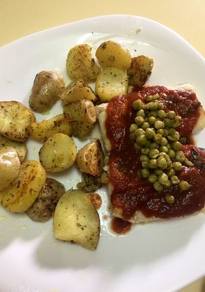 Foto principal de Merluza en salsa vizcaína con guisantes y patatas baby