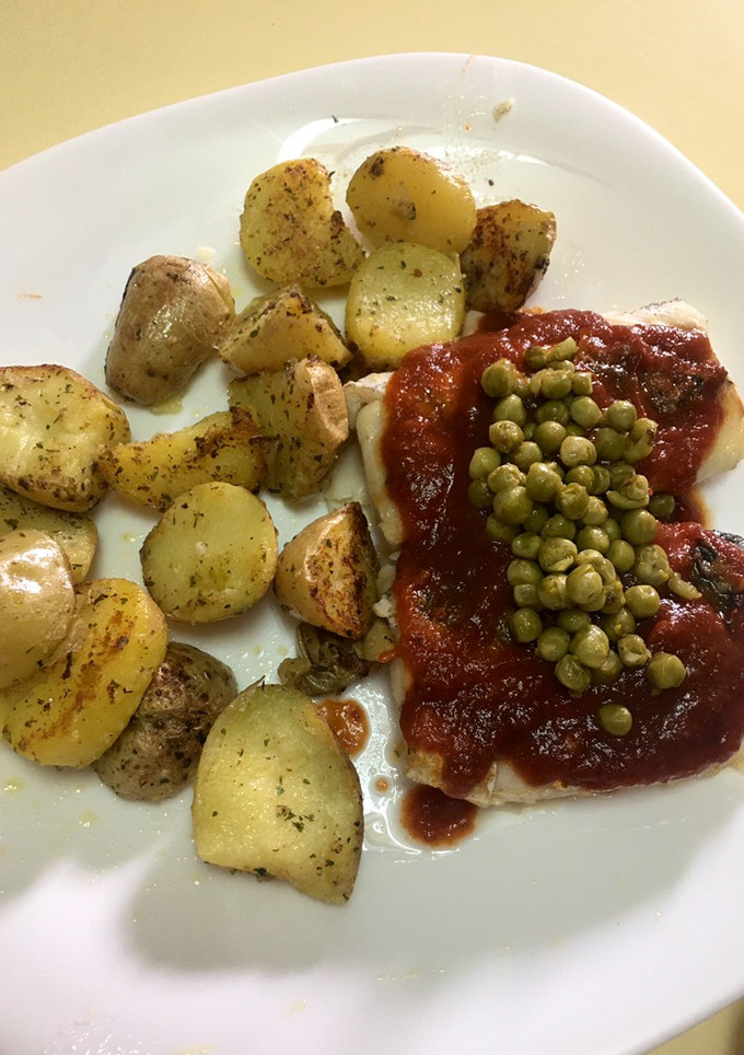 Una foto de Merluza en salsa vizcaína con guisantes y patatas baby
