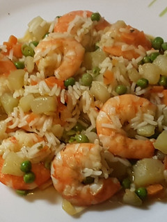 Una foto de Camarones con salteado de verduras y arroz