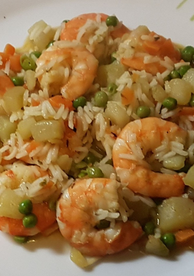 Una foto de Camarones con salteado de verduras y arroz