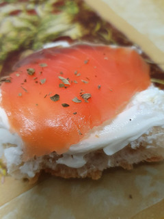 Una foto de Tosta de salmón ahumado 🐟