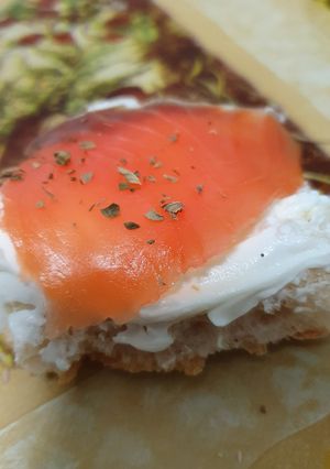 Una foto de Tosta de salmón ahumado 🐟