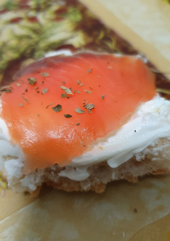 Una foto de Tosta de salmón ahumado 🐟