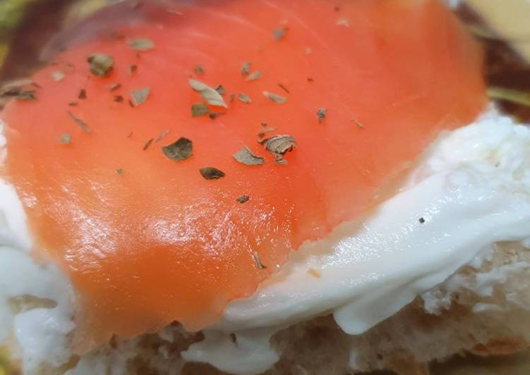 Tosta de salmón ahumado 🐟