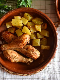 Una foto de Muslos de pollo al horno con patatas