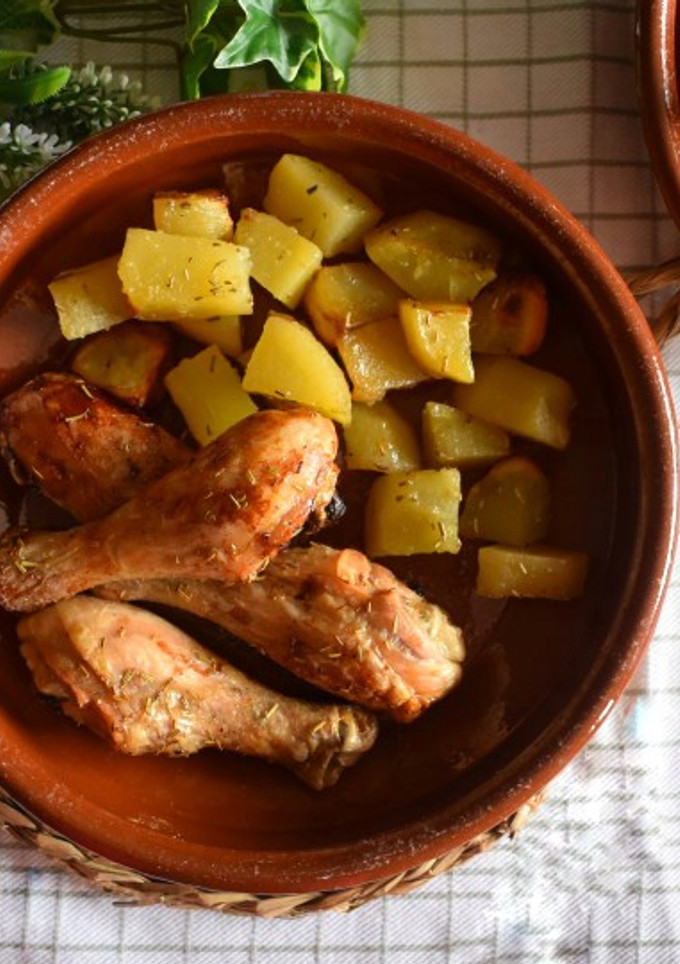 Una foto de Muslos de pollo al horno con patatas