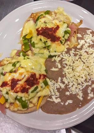 Una foto de Huevos motuleños