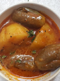 ભરેલા રીંગણા બટાકા નું શાક (Bharela Ringan Bataka Shak Recipe In Gujarati) રેસીપી મુખ્ય ફોટો