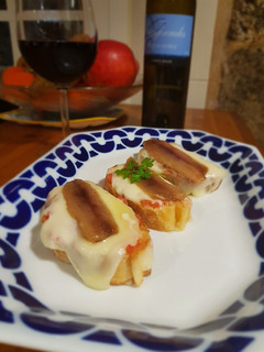 Una foto de Tosta de tetilla y sardina ahumada