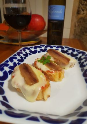 Una foto de Tosta de tetilla y sardina ahumada