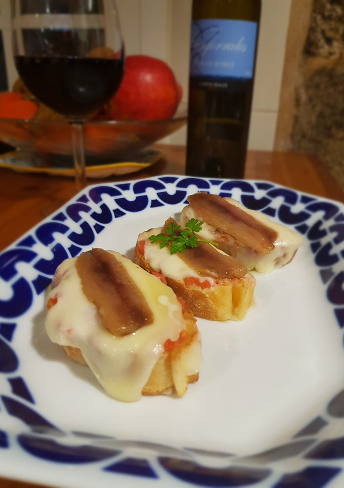 Una foto de Tosta de tetilla y sardina ahumada