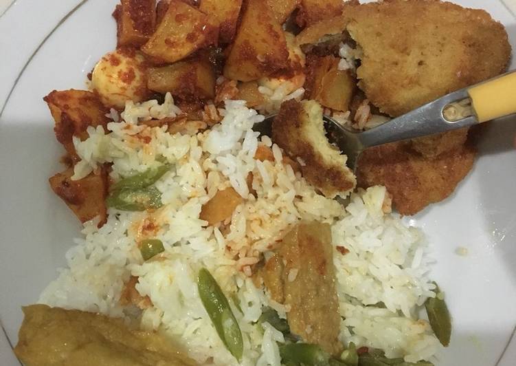 Dinner yang Lada nan Gurih 🍲🍘🥔🥚🔥
(Balado Kentang Telur Puyuh+Kuah Kuning Tahu Buncis+Nugget Tempe)