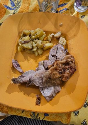 Une photo de Cuisse de dinde rôti au four avec pommes de terre