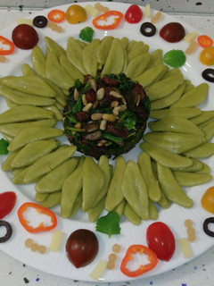 Una foto de Girasol de pasta Foglie d'ulivo y espinacas salteadas con frutos secos