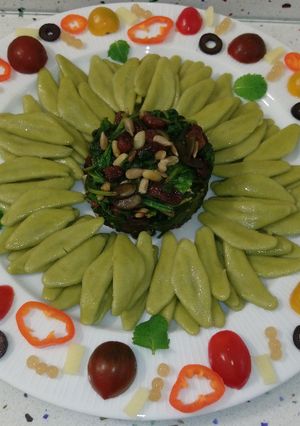 Foto principal de Girasol de pasta Foglie d'ulivo y espinacas salteadas con frutos secos