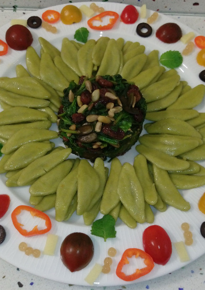 Una foto de Girasol de pasta Foglie d'ulivo y espinacas salteadas con frutos secos