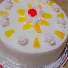 A picture of Cream cake topping.