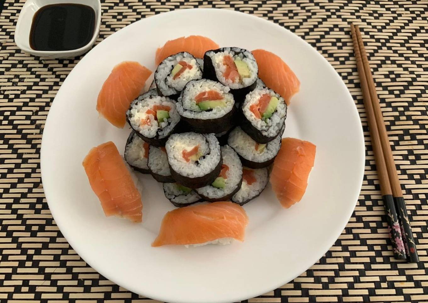 Sushi de salmón, queso y aguacate 🥑