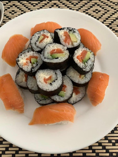 Una foto de Sushi de salmón, queso y aguacate 🥑