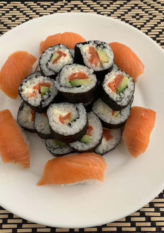 Una foto de Sushi de salmón, queso y aguacate 🥑
