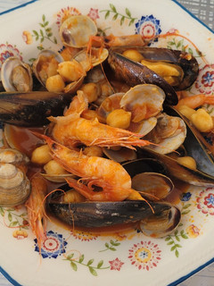 Una foto de Garbanzos con mariscos de Marisa