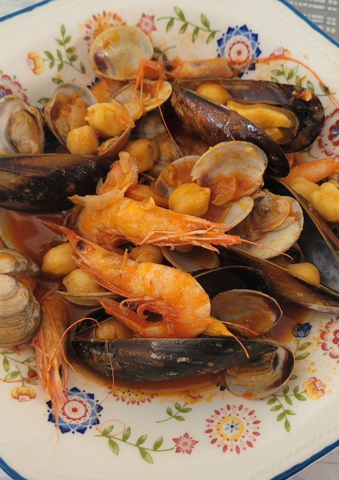 Una foto de Garbanzos con mariscos de Marisa