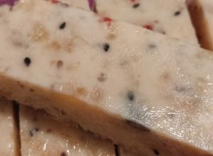 Una foto de Barra de yogurt, plátano y semillas