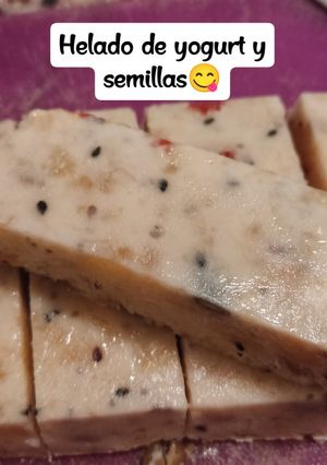 Una foto de Barra de yogurt, plátano y semillas
