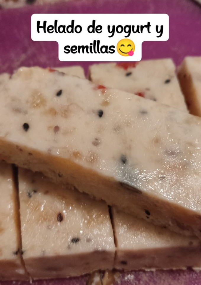 Una foto de Barra de yogurt, plátano y semillas