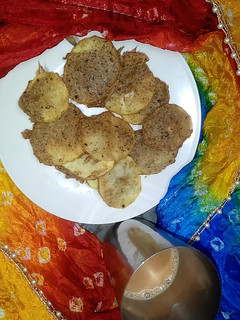 कुट्टू के आटे की पकौड़ी(KUTTU KE AATE KI PAKODI RECIPE IN HINDI) रेसिपी मुख्य फोटो