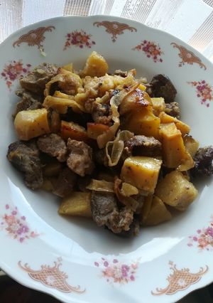 Pácolt tarja vöröshagymával és krumplival recept fotója