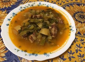 Une photo de Soupe anti gaspi au chou, poireaux, navets, pommes de terre, tomate au lard