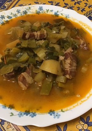 Une photo de Soupe anti gaspi au chou, poireaux, navets, pommes de terre, tomate au lard