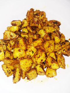 चटपटे आलू के गुटके (chatpate aloo ke gutke recipe in Hindi) रेसिपी मुख्य फोटो