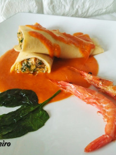 Una foto de Crepes rellenos de merluza, espinacas y gambas con su salsa