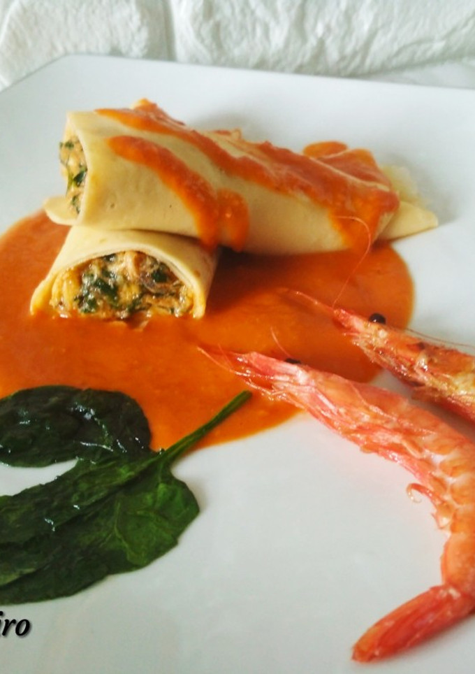 Una foto de Crepes rellenos de merluza, espinacas y gambas con su salsa